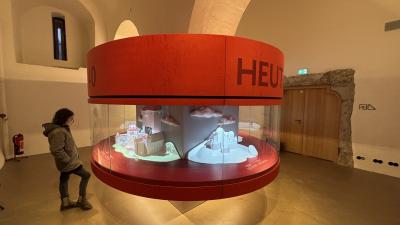 Bespielte Modelle in der Vitrine