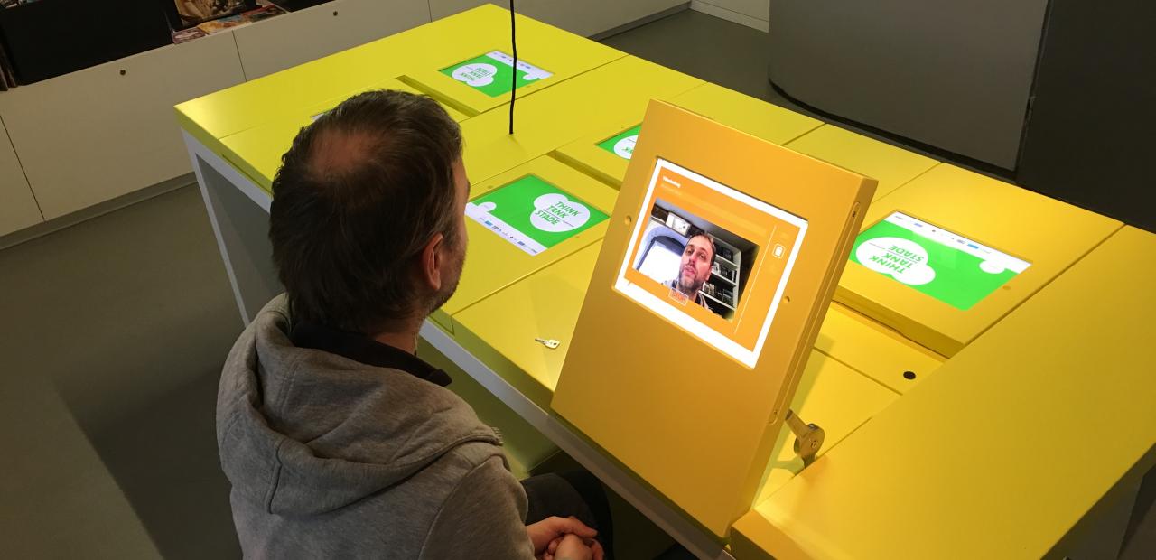 Totale Monitor und Tisch